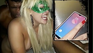 A gostosa Loira Scarlett Traindo Marido no motel com 2 dotados fazendo muito anal e ganhando gozada na cara - Completo no RED