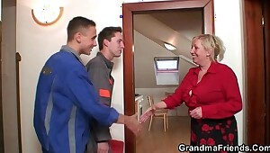 Old widow pleases two repair men
